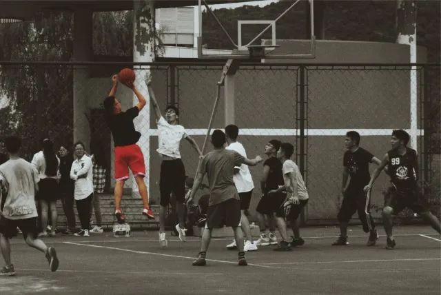 杭州小伙篮球场上突然倒地,呼吸全无!生死瞬间,95后的他冲了上来“抢”回一条命……休闲区蓝鸢梦想 - Www.slyday.coM 杭州小伙篮球场上突然倒地,呼吸全无!生死瞬间,95后的他冲了上来“抢”回一条命……休闲区蓝鸢梦想 - Www.slyday.coM