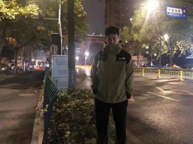 杭州小伙篮球场上突然倒地,呼吸全无!生死瞬间,95后的他冲了上来“抢”回一条命……休闲区蓝鸢梦想 - Www.slyday.coM 杭州小伙篮球场上突然倒地,呼吸全无!生死瞬间,95后的他冲了上来“抢”回一条命……休闲区蓝鸢梦想 - Www.slyday.coM