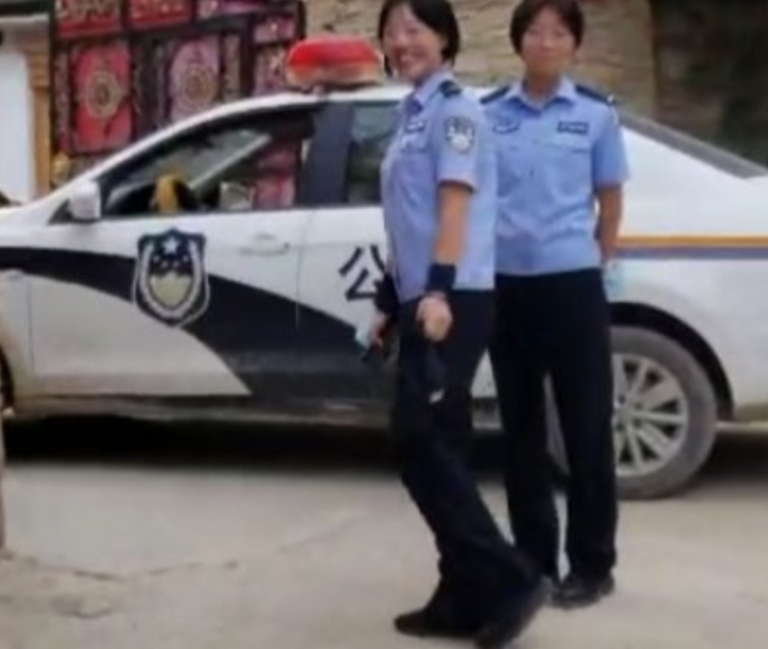 艾米丽在社交媒体上发布的当地民警的照片,照片中民警均是和善的笑容