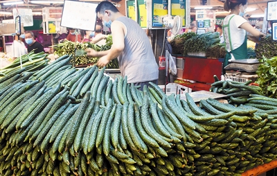 图为河西区三水道菜市场、南开区林苑菜市场、河北区王串场五号路菜市场。