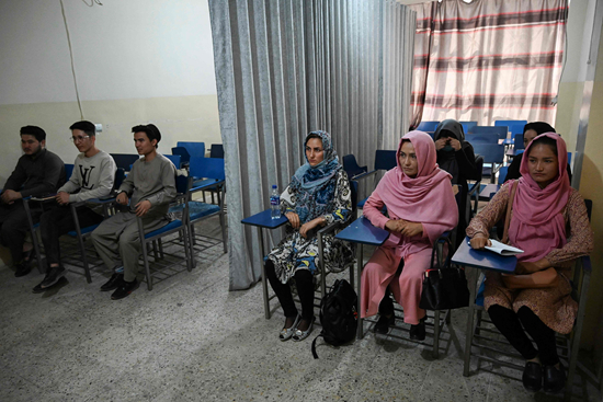     今年9月7日，阿富汗喀布尔，私立大学的学生上课时用帘子分隔男女学生。视觉中国供图