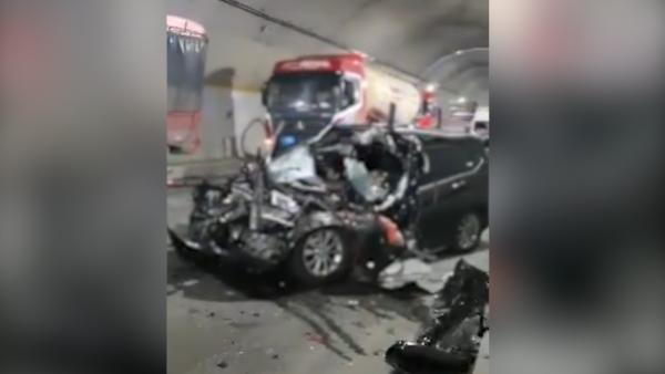 江西萍乡一小型轿车逆行与重型货车相撞，致4死1伤