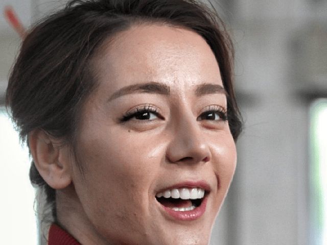 迪丽热巴离开美颜修图皮肤暗黄还有很多小坑只有身材是真的