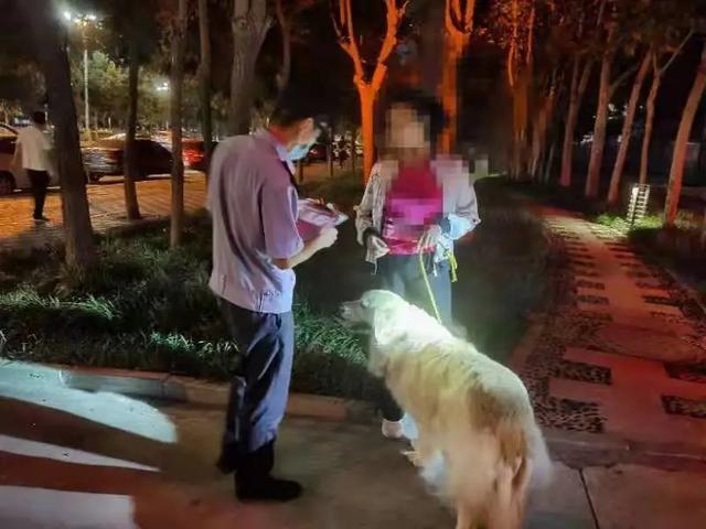 衡水警方巡查不文明养犬行为:有人持绳不拴狗,有人抱起狗开溜休闲区蓝鸢梦想 - Www.slyday.coM 衡水警方巡查不文明养犬行为:有人持绳不拴狗,有人抱起狗开溜休闲区蓝鸢梦想 - Www.slyday.coM