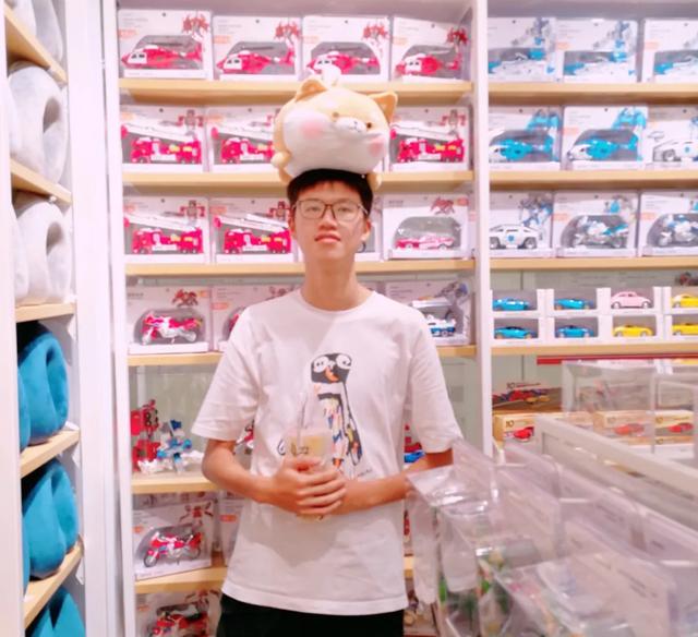 这名武大新生身高2米,床要加长,摸到篮筐so easy…休闲区蓝鸢梦想 - Www.slyday.coM 这名武大新生身高2米,床要加长,摸到篮筐so easy…休闲区蓝鸢梦想 - Www.slyday.coM