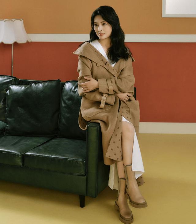 53岁周涛秋日氛围感穿搭,卡其色大衣配开叉裙,优雅知性气质绝了休闲区蓝鸢梦想 - Www.slyday.coM 53岁周涛秋日氛围感穿搭,卡其色大衣配开叉裙,优雅知性气质绝了休闲区蓝鸢梦想 - Www.slyday.coM