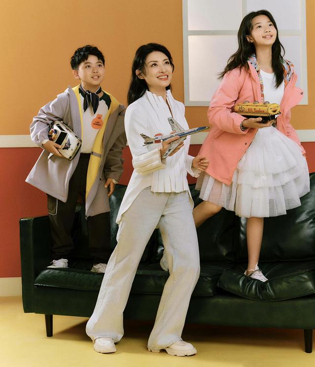 53岁周涛秋日氛围感穿搭,卡其色大衣配开叉裙,优雅知性气质绝了休闲区蓝鸢梦想 - Www.slyday.coM 53岁周涛秋日氛围感穿搭,卡其色大衣配开叉裙,优雅知性气质绝了休闲区蓝鸢梦想 - Www.slyday.coM