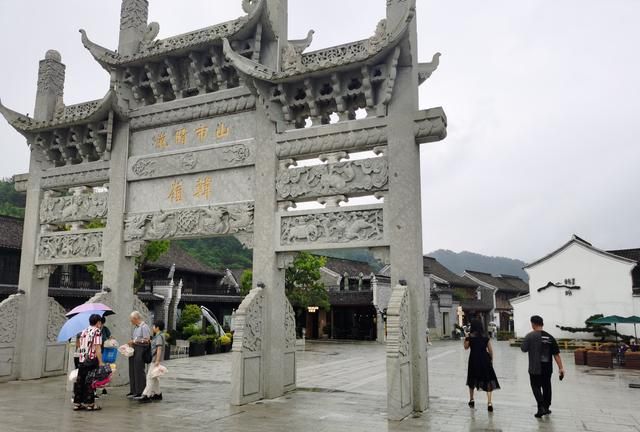 韩岭老街坐落在宁波东钱湖畔,而且三面环山,可谓是依山傍水,风景优美