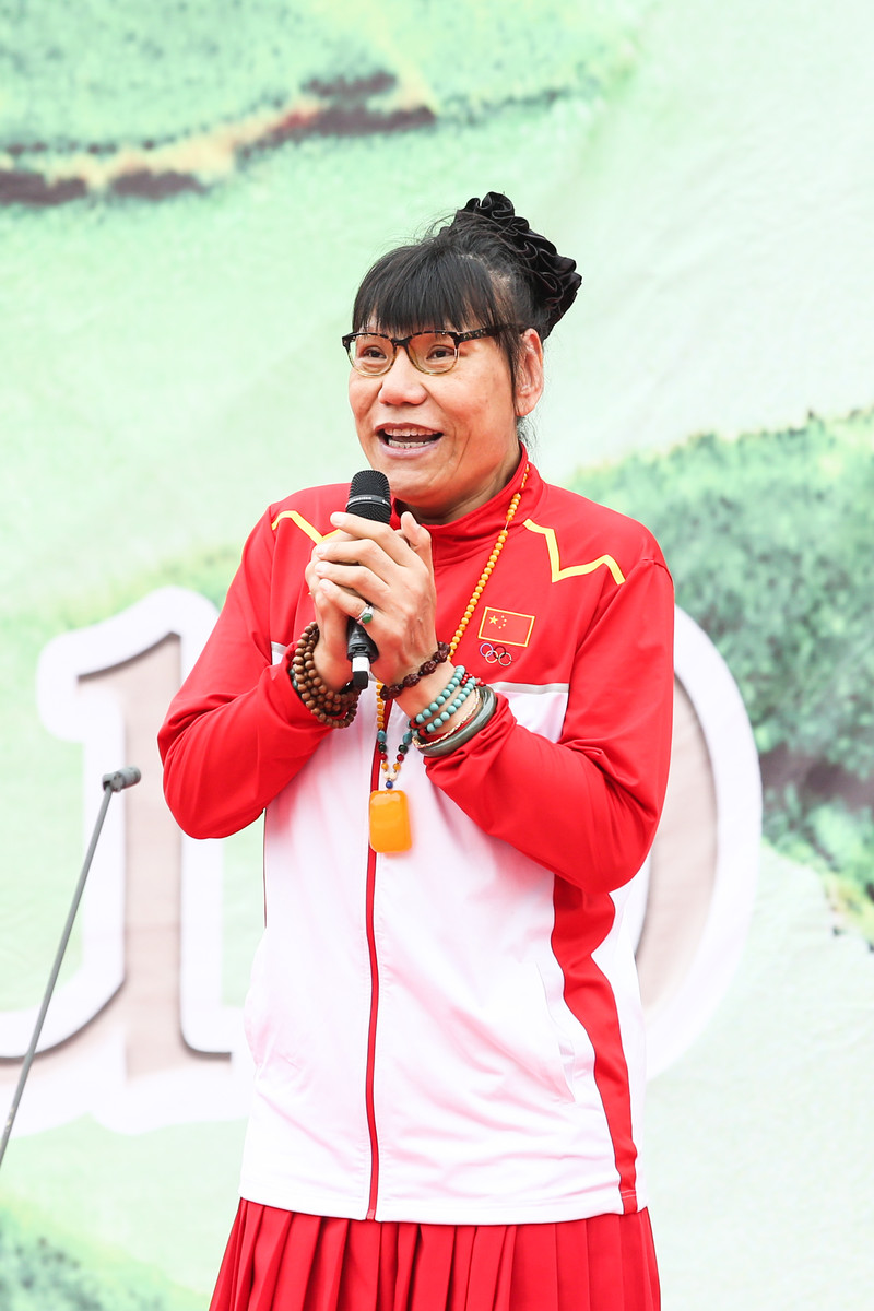 53岁女篮名宿郑海霞近况双腿弯曲无人搀扶丈夫消失多年没音讯