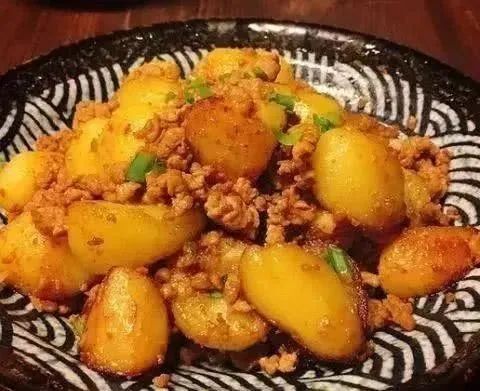 食材:土豆三个,猪肉100克,青椒一个,红椒一个,生姜一块,大蒜瓣三瓣