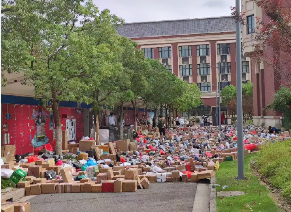 惊呆!上海一高校开学,快递多到把路都堵死!网友们吵开了!休闲区蓝鸢梦想 - Www.slyday.coM 惊呆!上海一高校开学,快递多到把路都堵死!网友们吵开了!休闲区蓝鸢梦想 - Www.slyday.coM
