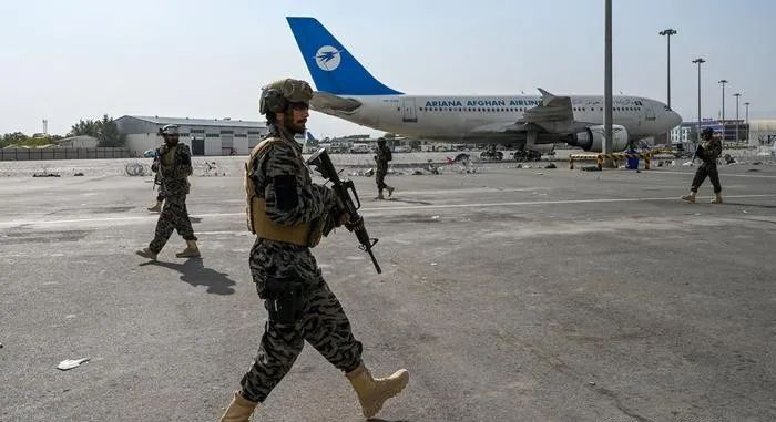 塔利班士兵已完全控制喀布尔机场 图源：外媒