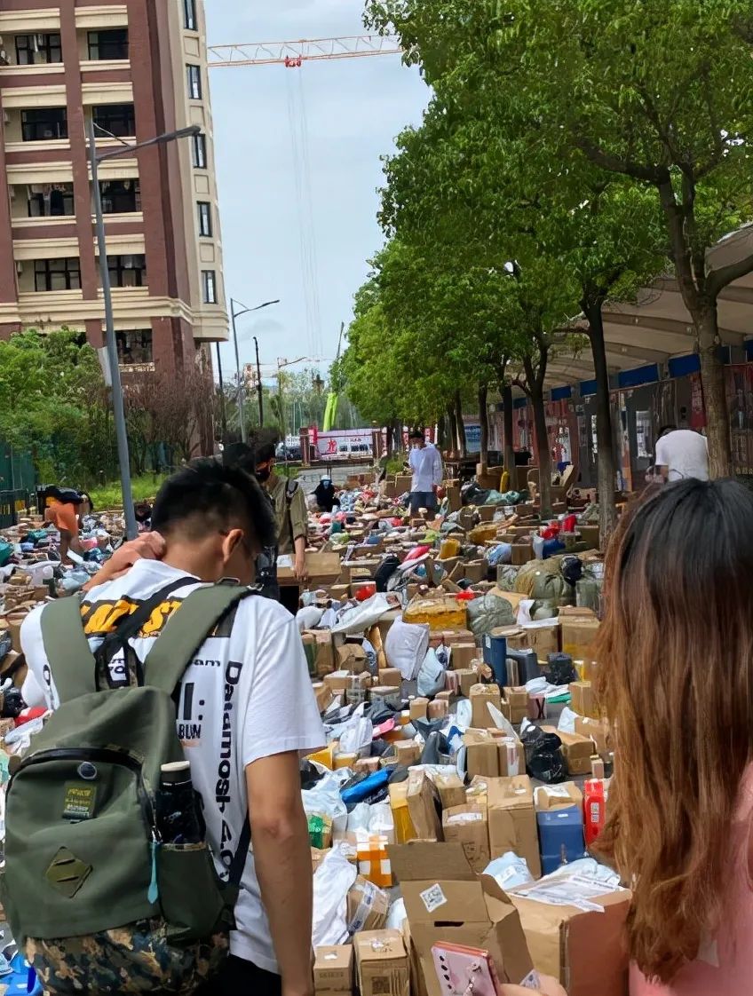 惊呆!上海一高校开学,快递多到把路都堵死!网友们吵开了!休闲区蓝鸢梦想 - Www.slyday.coM 惊呆!上海一高校开学,快递多到把路都堵死!网友们吵开了!休闲区蓝鸢梦想 - Www.slyday.coM