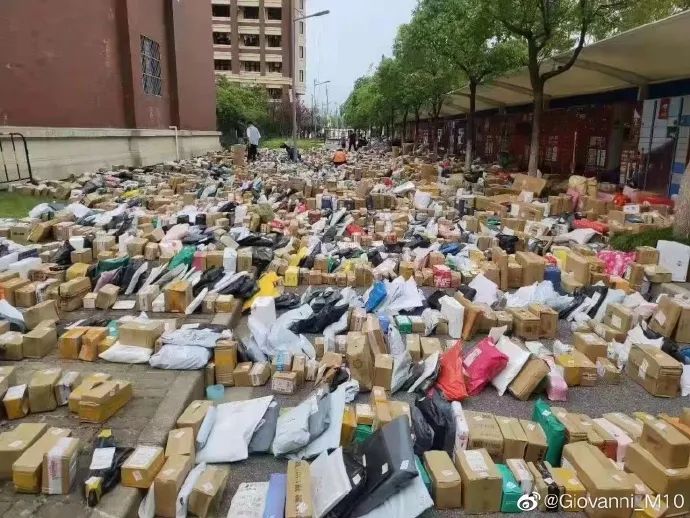 惊呆!上海一高校开学,快递多到把路都堵死!网友们吵开了!休闲区蓝鸢梦想 - Www.slyday.coM 惊呆!上海一高校开学,快递多到把路都堵死!网友们吵开了!休闲区蓝鸢梦想 - Www.slyday.coM