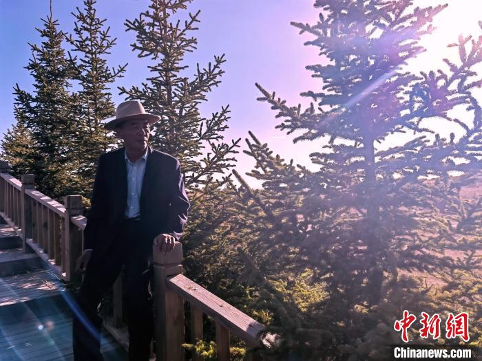 图为守望克土治沙区11年的华什才。 李隽 摄