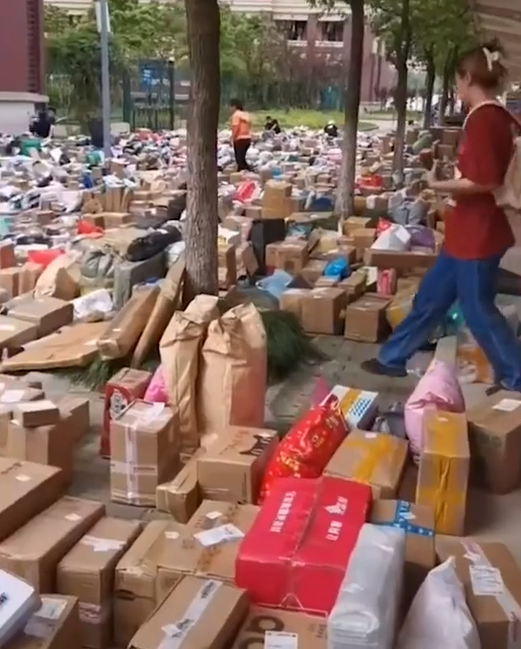 上海一高校开学:包裹多到把路堵死休闲区蓝鸢梦想 - Www.slyday.coM 上海一高校开学:包裹多到把路堵死休闲区蓝鸢梦想 - Www.slyday.coM