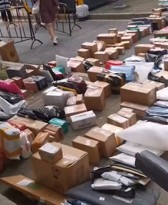 上海一高校开学:包裹多到把路堵死休闲区蓝鸢梦想 - Www.slyday.coM 上海一高校开学:包裹多到把路堵死休闲区蓝鸢梦想 - Www.slyday.coM