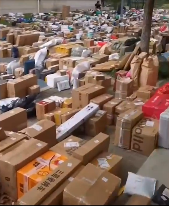 上海一高校开学:包裹多到把路堵死休闲区蓝鸢梦想 - Www.slyday.coM 上海一高校开学:包裹多到把路堵死休闲区蓝鸢梦想 - Www.slyday.coM