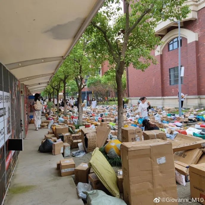 惊呆!上海一高校开学,快递多到把路都堵死!网友们吵开了!休闲区蓝鸢梦想 - Www.slyday.coM 惊呆!上海一高校开学,快递多到把路都堵死!网友们吵开了!休闲区蓝鸢梦想 - Www.slyday.coM