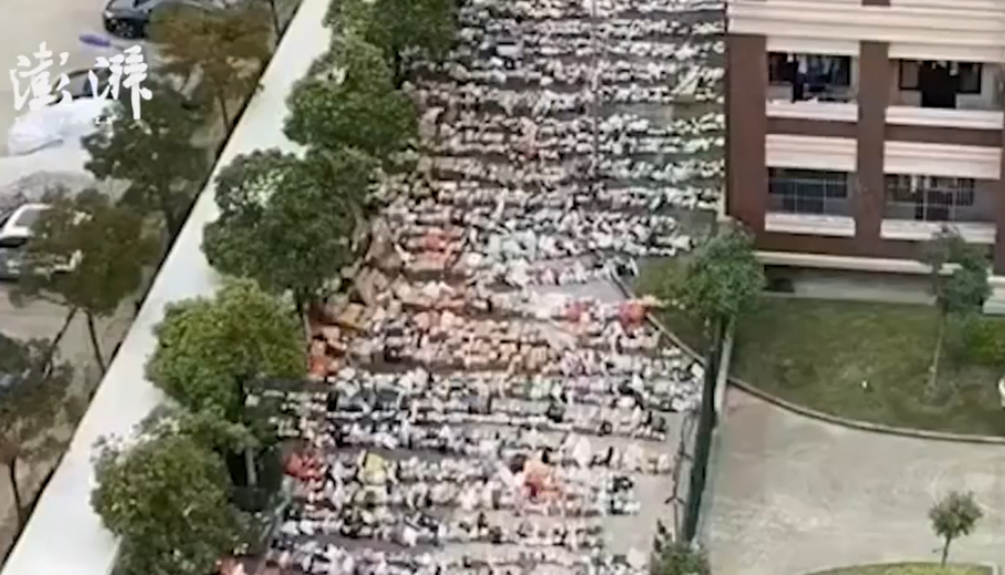惊呆!上海一高校开学,快递多到把路都堵死!网友们吵开了!休闲区蓝鸢梦想 - Www.slyday.coM 惊呆!上海一高校开学,快递多到把路都堵死!网友们吵开了!休闲区蓝鸢梦想 - Www.slyday.coM
