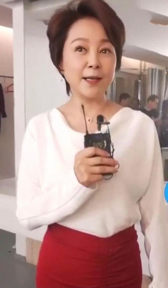 63岁的张瑜状态超好,穿一袭黑色连衣裙优雅亮相,尽显端庄气质 63岁的张瑜状态超好,穿一袭黑色连衣裙优雅亮相,尽显端庄气质