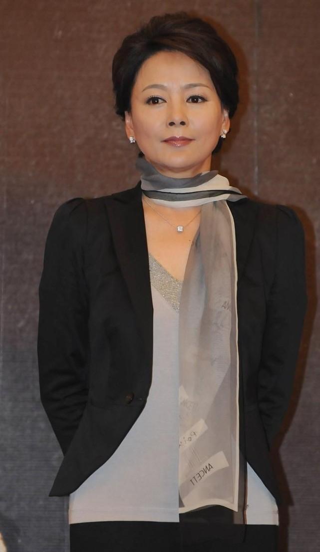 63岁的张瑜状态超好,穿一袭黑色连衣裙优雅亮相,尽显端庄气质 63岁的张瑜状态超好,穿一袭黑色连衣裙优雅亮相,尽显端庄气质