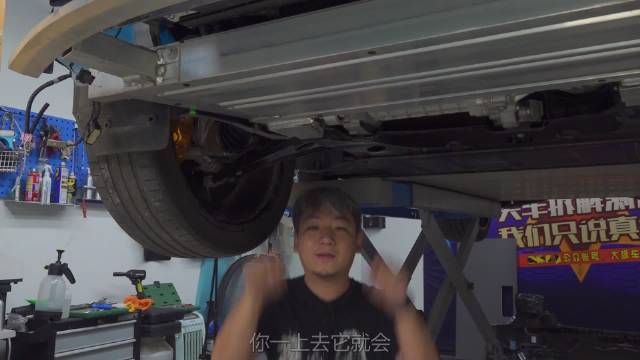 虽然我们已经知道这辆极星2的底盘是CMA平台的产物……