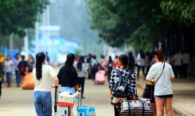 某高校开学,快递多到把路堵死,网友:这届学生的购买力真可怕!休闲区蓝鸢梦想 - Www.slyday.coM 某高校开学,快递多到把路堵死,网友:这届学生的购买力真可怕!休闲区蓝鸢梦想 - Www.slyday.coM