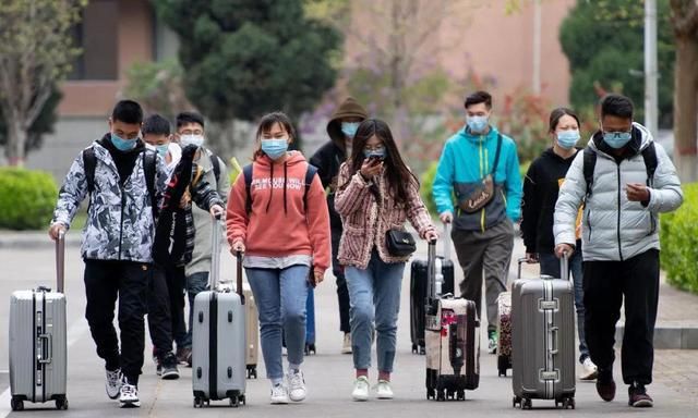 某高校开学,快递多到把路堵死,网友:这届学生的购买力真可怕!休闲区蓝鸢梦想 - Www.slyday.coM 某高校开学,快递多到把路堵死,网友:这届学生的购买力真可怕!休闲区蓝鸢梦想 - Www.slyday.coM