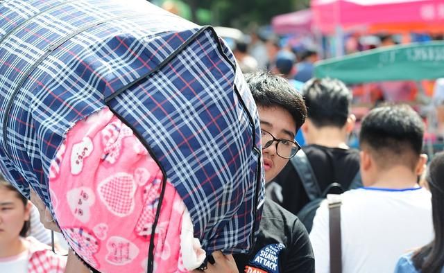 某高校开学,快递多到把路堵死,网友:这届学生的购买力真可怕!休闲区蓝鸢梦想 - Www.slyday.coM 某高校开学,快递多到把路堵死,网友:这届学生的购买力真可怕!休闲区蓝鸢梦想 - Www.slyday.coM