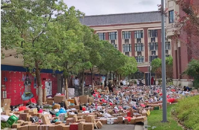 某高校开学,快递多到把路堵死,网友:这届学生的购买力真可怕!休闲区蓝鸢梦想 - Www.slyday.coM 某高校开学,快递多到把路堵死,网友:这届学生的购买力真可怕!休闲区蓝鸢梦想 - Www.slyday.coM