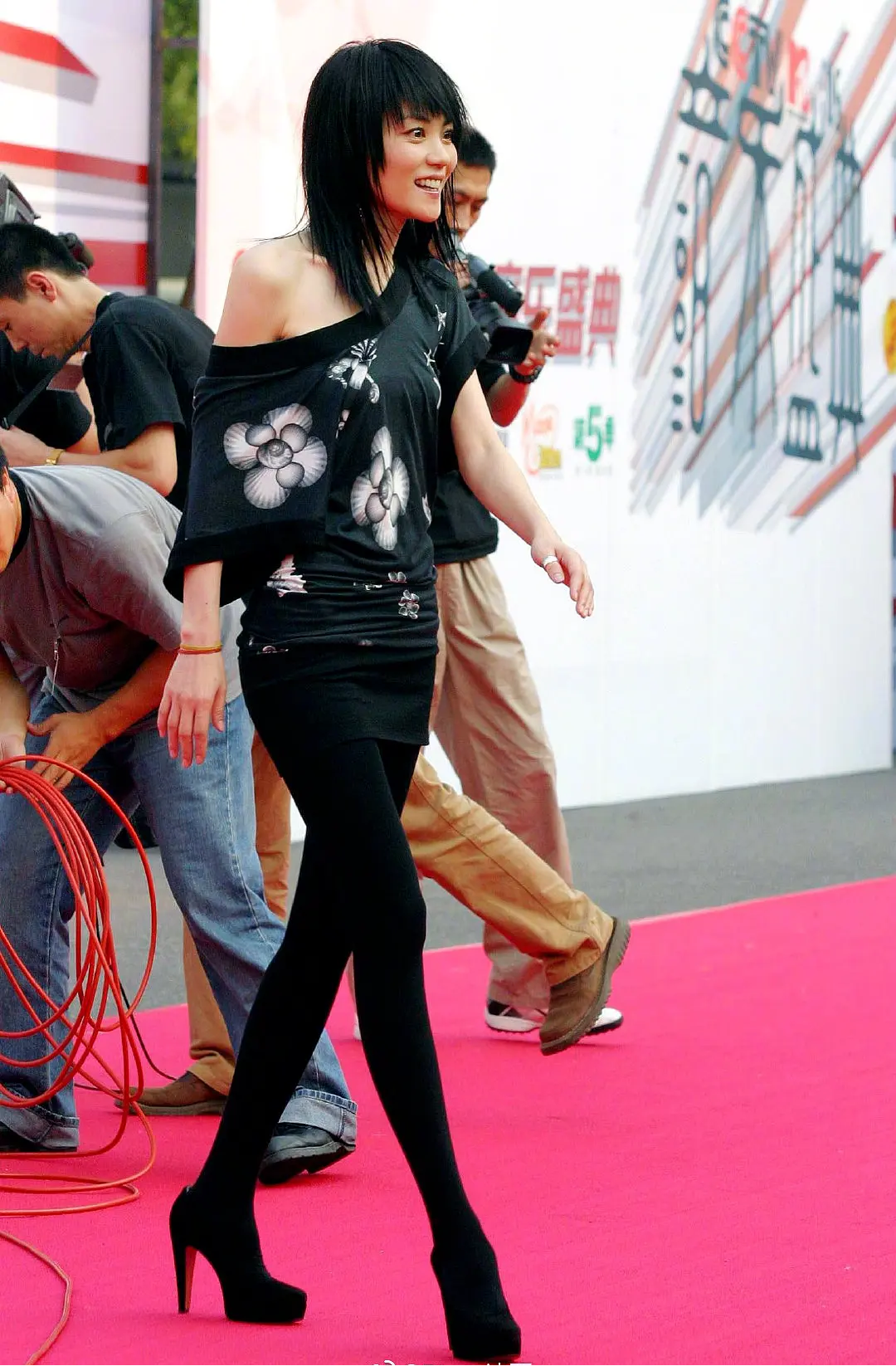 爆炸头、工装裤、貂皮配内衣，以前的女星红毯原来这么敢穿