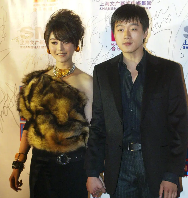 爆炸头、工装裤、貂皮配内衣，以前的女星红毯原来这么敢穿