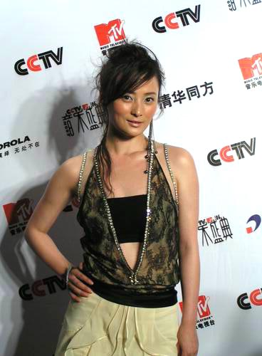 爆炸头、工装裤、貂皮配内衣，以前的女星红毯原来这么敢穿