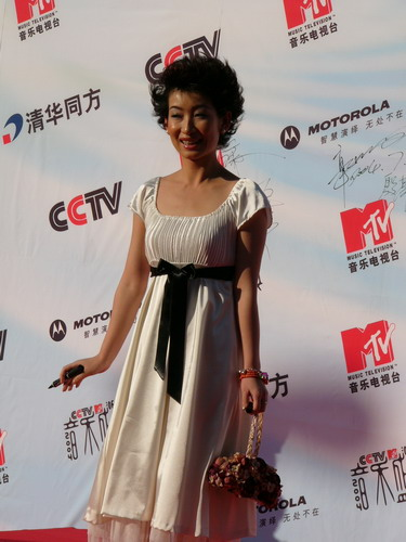 爆炸头、工装裤、貂皮配内衣，以前的女星红毯原来这么敢穿