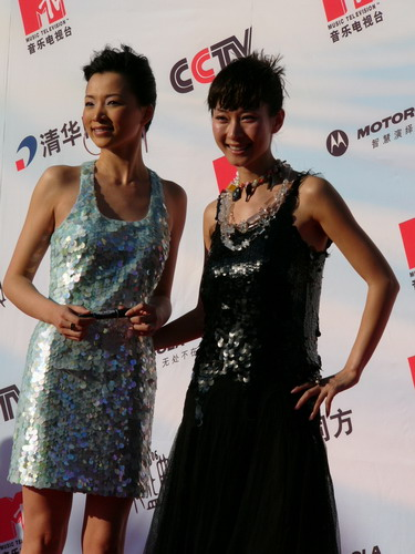 爆炸头、工装裤、貂皮配内衣，以前的女星红毯原来这么敢穿