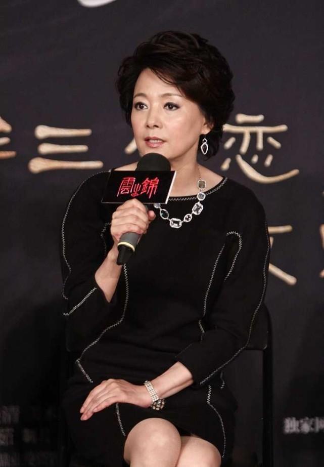 63岁的张瑜状态超好,穿一袭黑色连衣裙优雅亮相,尽显端庄气质 63岁的张瑜状态超好,穿一袭黑色连衣裙优雅亮相,尽显端庄气质