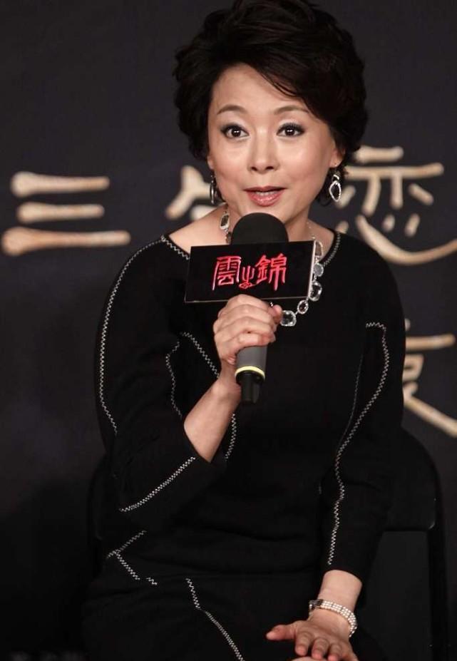 63岁的张瑜状态超好,穿一袭黑色连衣裙优雅亮相,尽显端庄气质 63岁的张瑜状态超好,穿一袭黑色连衣裙优雅亮相,尽显端庄气质