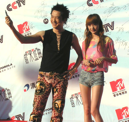 爆炸头、工装裤、貂皮配内衣，以前的女星红毯原来这么敢穿