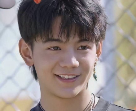 《中餐厅5》：丁真上演社交尴尬症，周也抱娃姿势好专业|中餐厅5| …