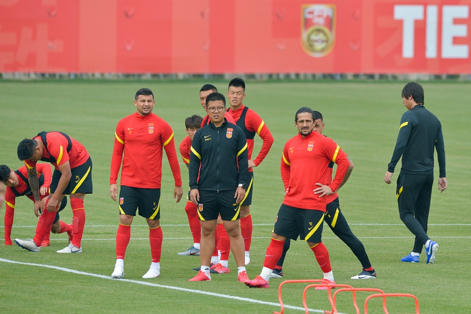 强大的国足！越南媒体客观看待中国男足，艾克森让越南男足很担心