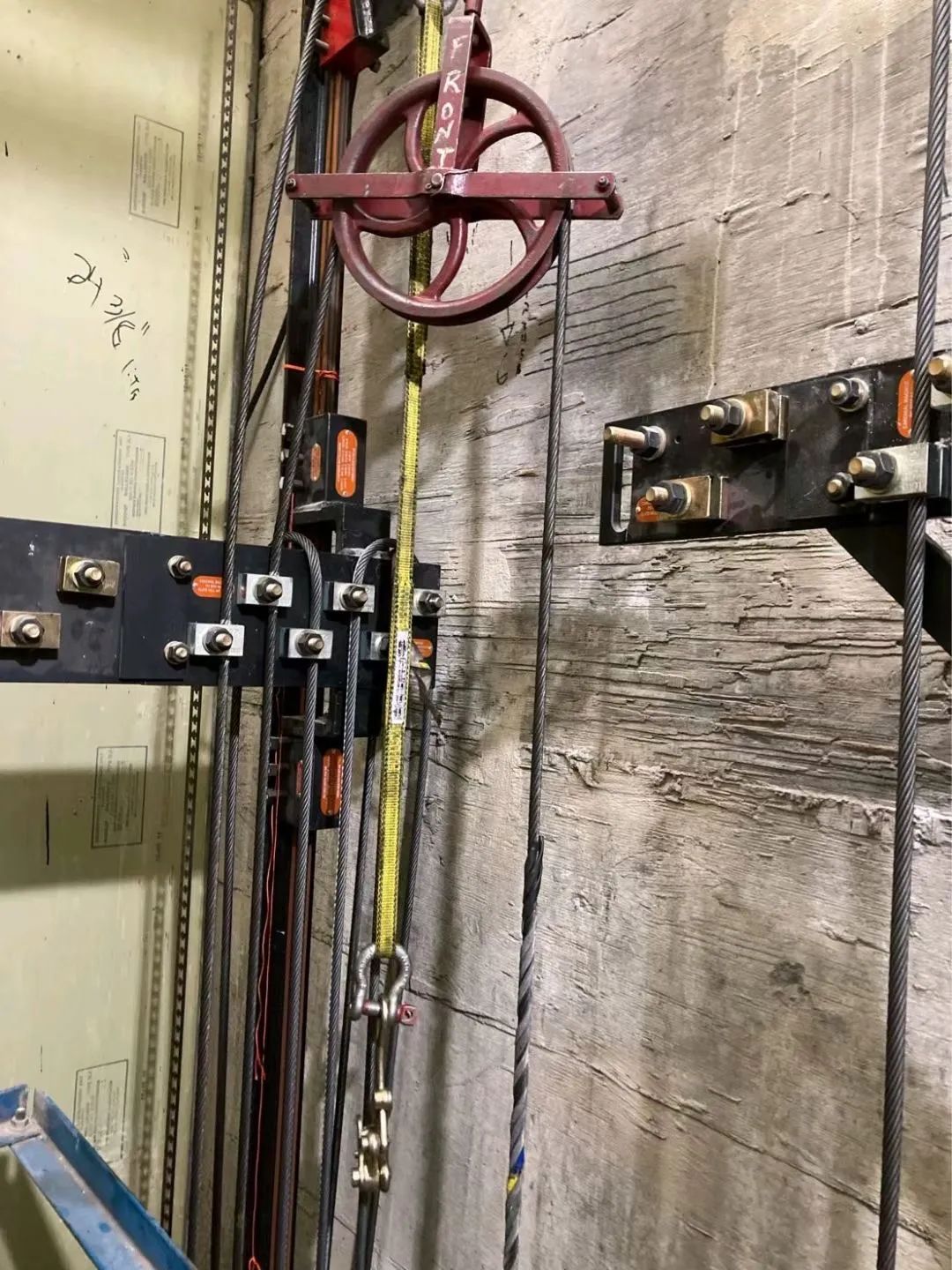 实拍:更换电梯钢丝绳工装
