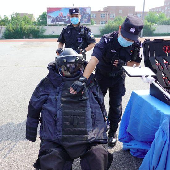 特警徒手爬楼救人质警犬吉利服齐上阵北京公安开放日堪比大片