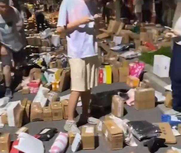 快递多到“把路堵死”,冲上热搜休闲区蓝鸢梦想 - Www.slyday.coM 快递多到“把路堵死”,冲上热搜休闲区蓝鸢梦想 - Www.slyday.coM