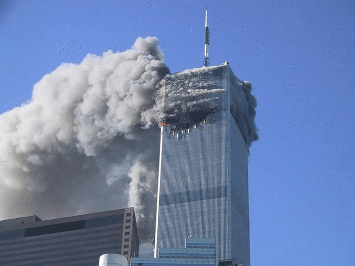 从107层跃下!这张摄于911事件中的照片,被美国政府禁了10年休闲区蓝鸢梦想 - Www.slyday.coM 从107层跃下!这张摄于911事件中的照片,被美国政府禁了10年休闲区蓝鸢梦想 - Www.slyday.coM