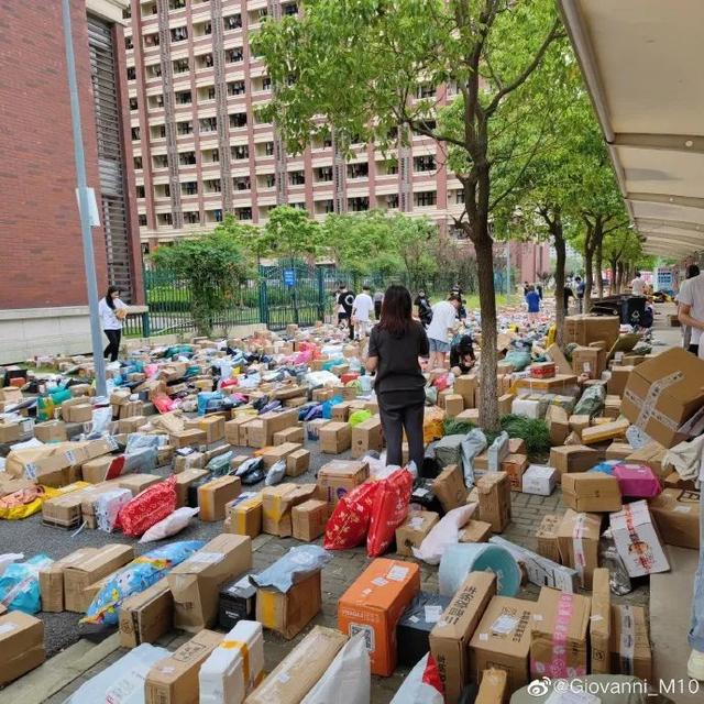 快递多到“把路堵死”,冲上热搜休闲区蓝鸢梦想 - Www.slyday.coM 快递多到“把路堵死”,冲上热搜休闲区蓝鸢梦想 - Www.slyday.coM