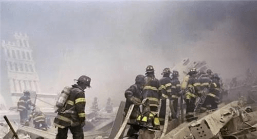 从107层跃下!这张摄于911事件中的照片,被美国政府禁了10年休闲区蓝鸢梦想 - Www.slyday.coM 从107层跃下!这张摄于911事件中的照片,被美国政府禁了10年休闲区蓝鸢梦想 - Www.slyday.coM