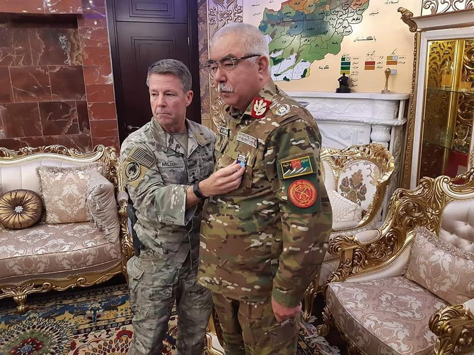 驻阿美军米勒将军为杜斯塔姆元帅授勋，图源：阿富汗哈马通讯社