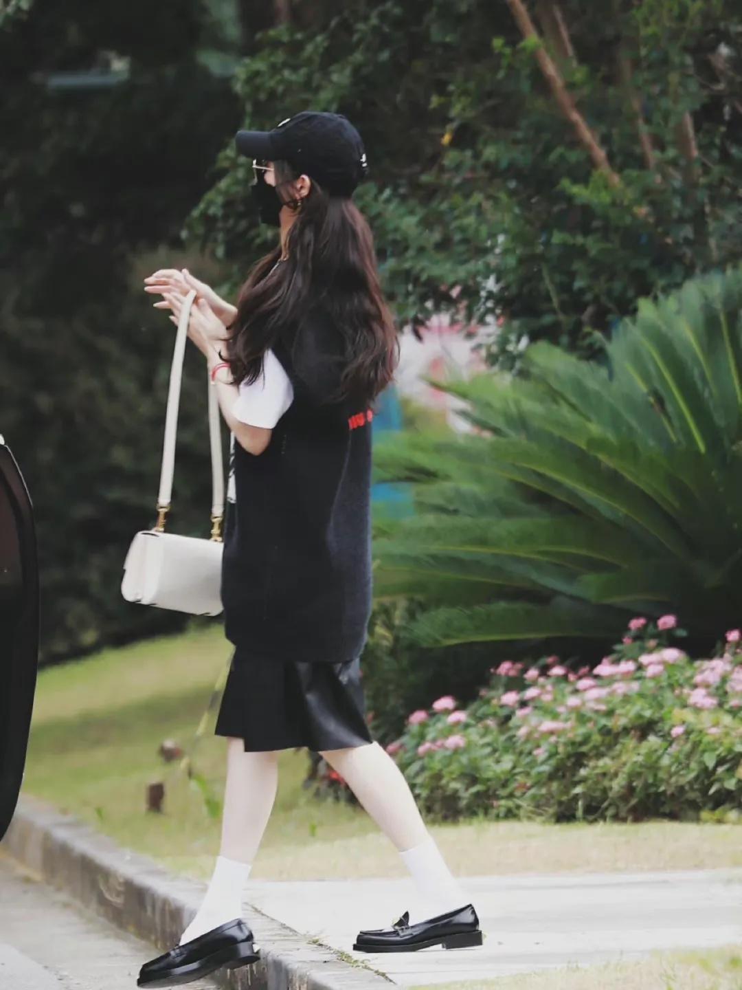 唐嫣真是“辣妈圈顶流”，白T恤叠穿黑色背心活泼可爱，减龄俏皮