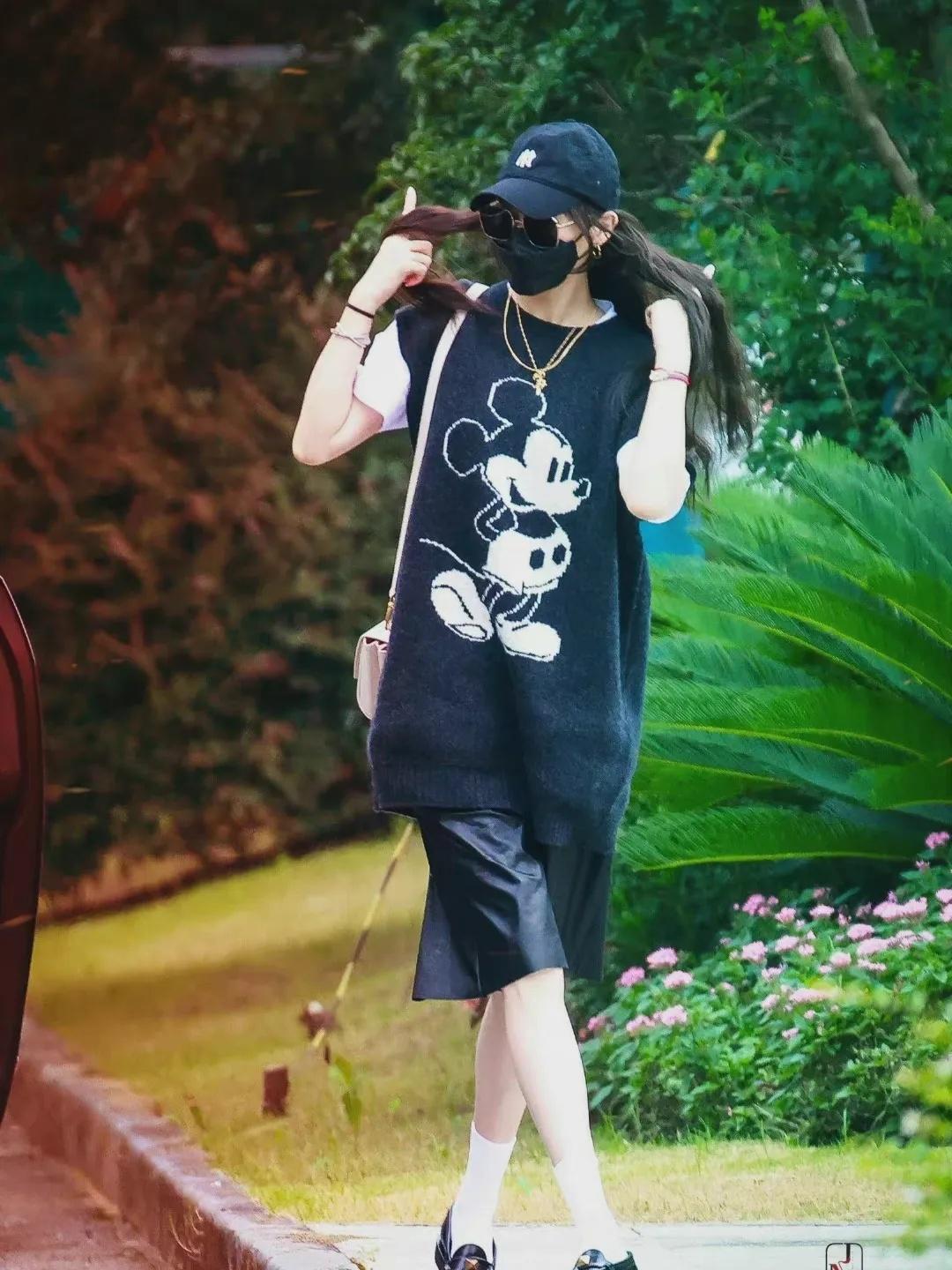 唐嫣真是“辣妈圈顶流”，白T恤叠穿黑色背心活泼可爱，减龄俏皮